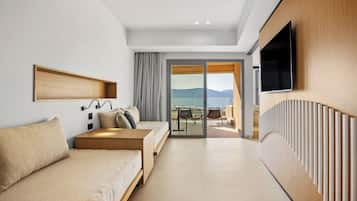 Luxury-Suite, Balkon, Meerblick | Minibar, Zimmersafe, individuell eingerichtet, Schreibtisch