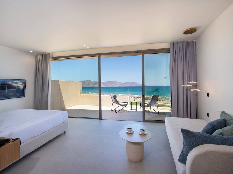 Superior-Suite, Balkon, Meerblick | Minibar, Zimmersafe, individuell eingerichtet, Schreibtisch