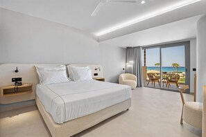 Dobbeltrom – superior, sjøutsikt | Minibar, safe på rommet, individuelt innredet og skrivebord