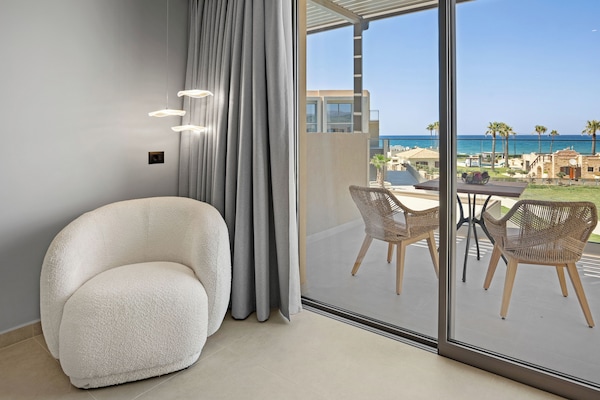 Premium Double Sea View | Minibar, in-room safe, individually furnished, desk
