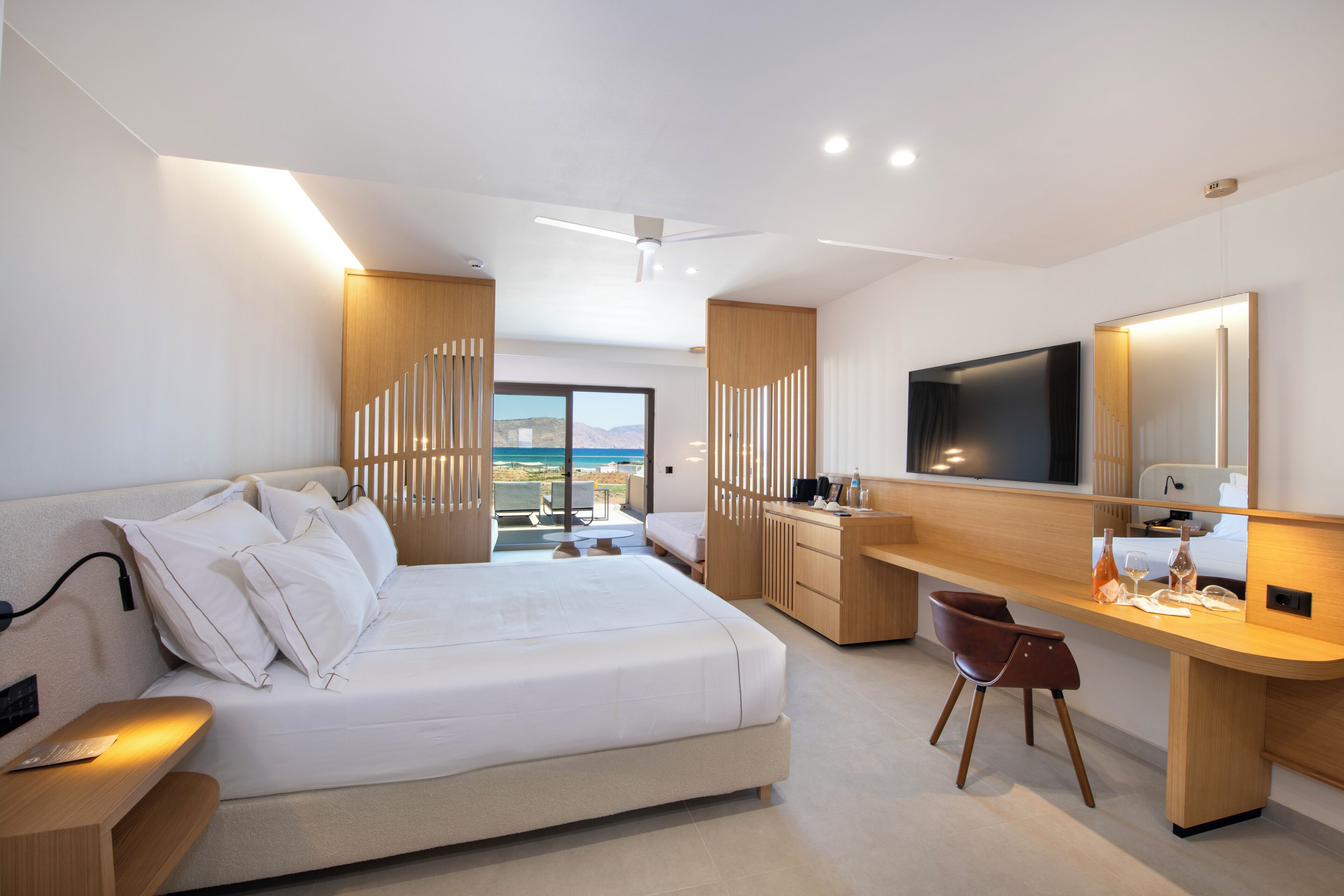 Prestige Junior Suite Swim Up Sea View | Minibar, in-room safe, desk, laptop workspace