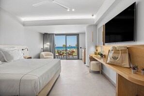 Dobbeltrom – superior, sjøutsikt | Minibar, safe på rommet, individuelt innredet og skrivebord