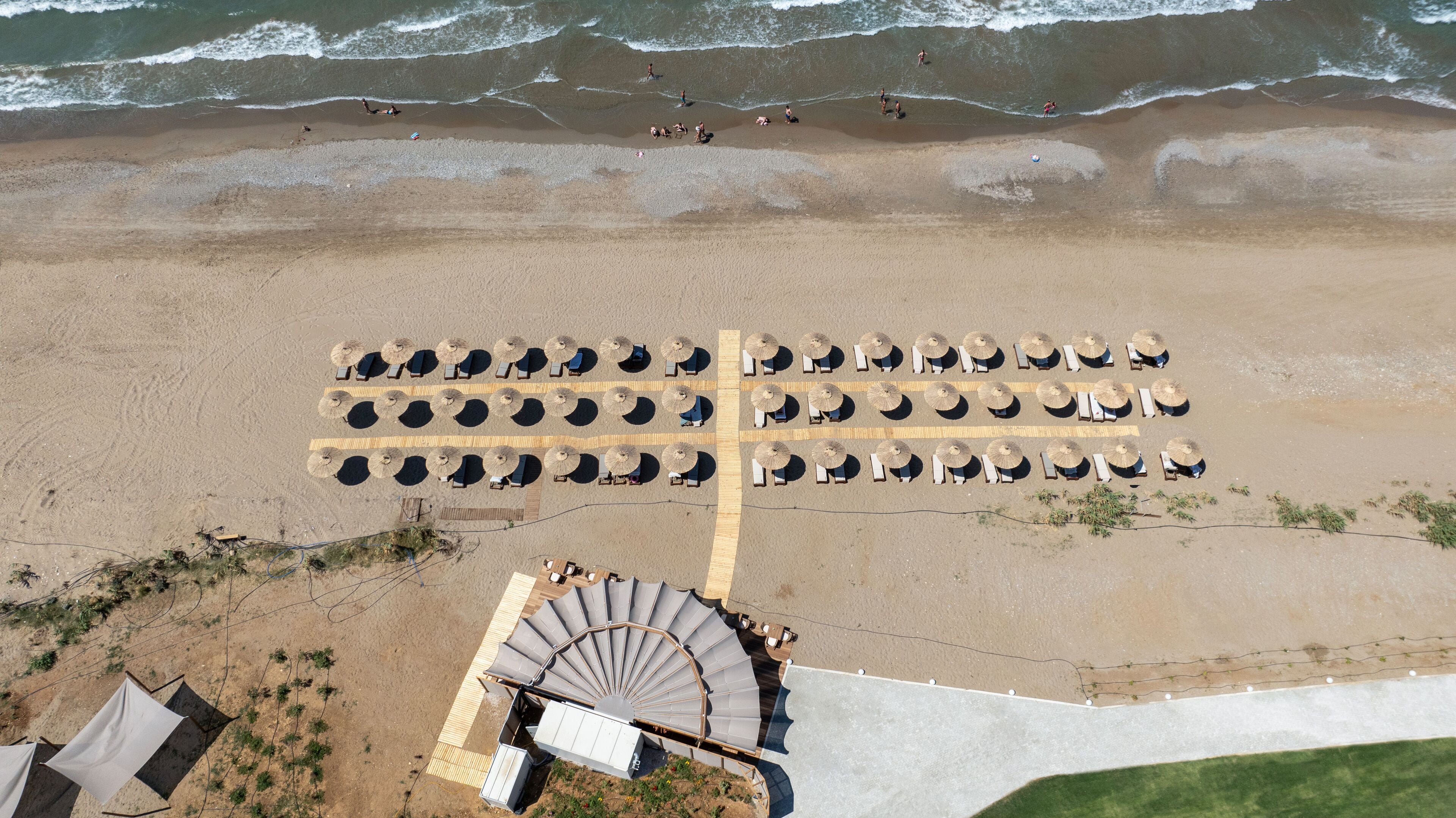 Playa privada, camas de playa (con cargo), camastros y sombrillas 