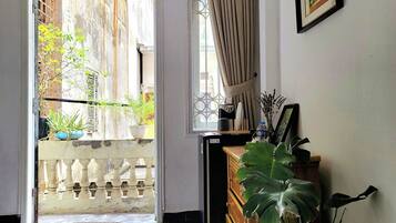 Tirai kedap cahaya, setrika/meja setrika, Wi-Fi gratis, dan seprai linen