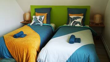 1 sovrum, skrivbord och sängkläder