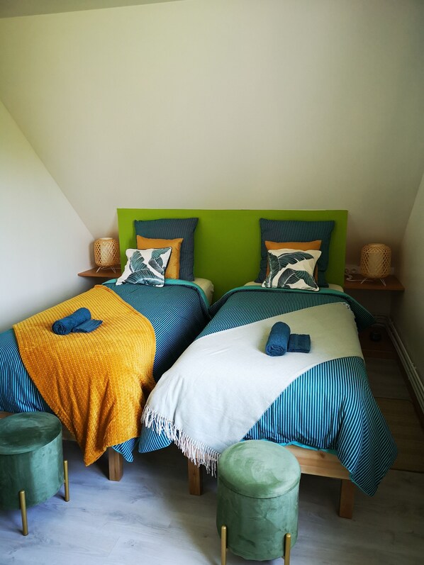 1 chambre, bureau, draps fournis