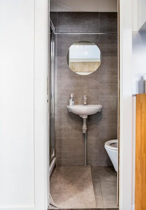 Asciugacapelli, asciugamani, sapone, carta igienica