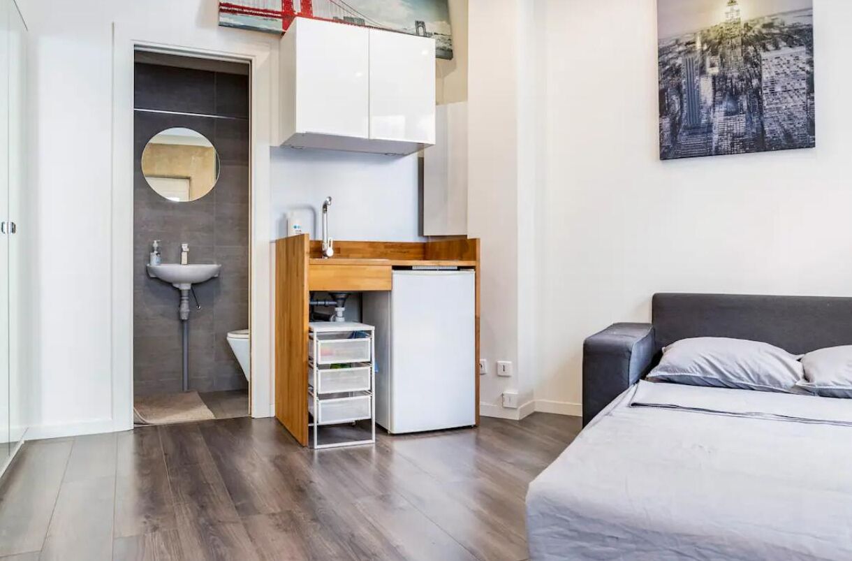 1 dormitorio, tabla de planchar con plancha, ropa de cama