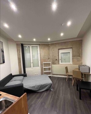 1 camera, ferro/asse da stiro, lenzuola