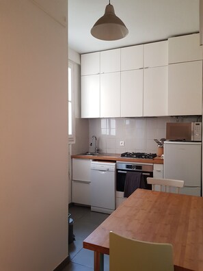 Fridge, microwave, oven, stovetop - Typically Parisian and very quiet  (Paris)