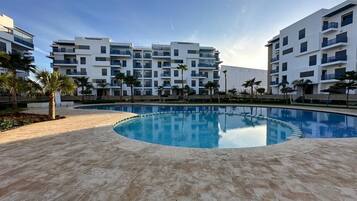 Una piscina al aire libre