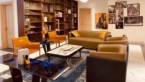 Una sala de estar moderna con una amplia estantería, un sofá y una mesa de centro.