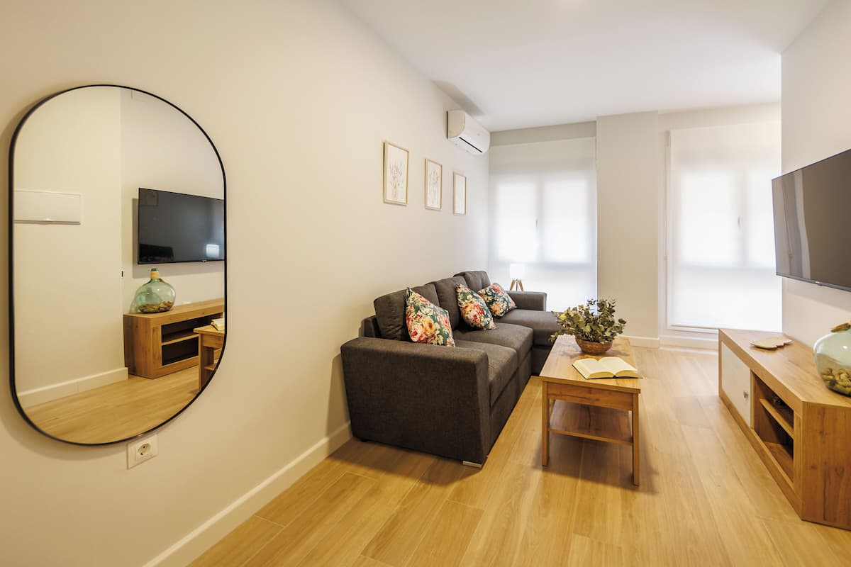 Departamento, 1 habitación | Área de sala de estar | Televisión de pantalla plana 