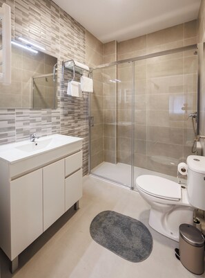 Apartment, 1 Bedroom | Bathroom | Hair dryer, towels, toilet paper