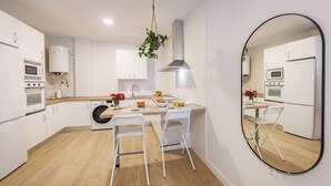 Apartment, 1 Bedroom | Private kitchen | Fridge, microwave, oven, toaster - Apartamentos LUXURY SUITES SYRAH (Almendralejo)