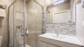 Apartament, 1 dormitori | Bany | Assecador de cabells, tovalloles i paper higiènic