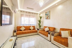 Leilighet – superior | Oppholdsområde | En 40-tommers Flatskjerm-TV med digitale kanaler