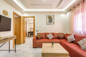 Leilighet – comfort | Oppholdsområde | En 40-tommers Flatskjerm-TV med digitale kanaler