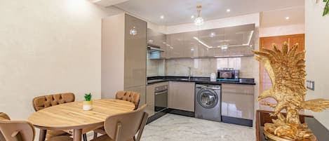 Superior appartement | Privékeuken | Een koelkast/vriezer, een magnetron, een oven, een kookplaat