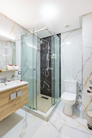 Estudio Confort | Baño | Regadera, regadera tipo lluvia, amenidades de baño gratuitas