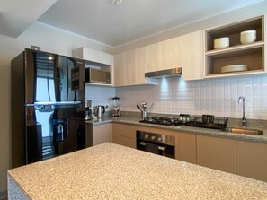 Frigorífico, microondas, horno y placa de cocina