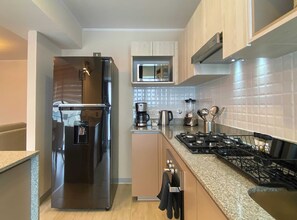 Køleskab, mikrobølgeovn, ovn, kogeplade