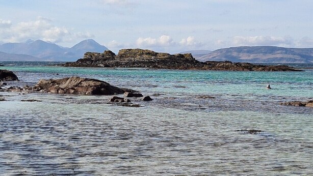 A coastal landscape with rocky outcrops and calm turquoise waters. - The Birdhouse - a luxurious cottage with log burner in the Highlands (Applecross Strathcarron)