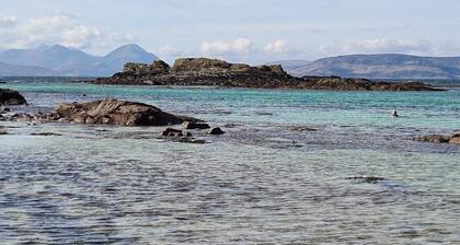 The Birdhouse - a luxurious cottage with log burner in the Highlands