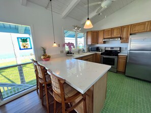 Fridge, microwave, oven, stovetop - Hamakua Hideaway (Honokaa)