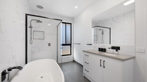 Douche, sèche-cheveux, serviettes fournies