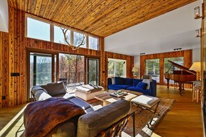 Tv, eldstad och ett bordtennisbord