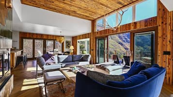 Télévision, cheminée, table de tennis de table