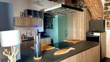 Kühlschrank, Mikrowelle, Ofen, Herdplatte