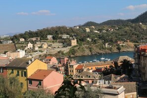 A coastal town with buildings along the hillside and a view of the sea. - Seafront Apartment in Sestri Levante - Sailorsistershouse (Sestri Levante)