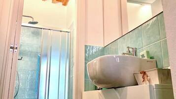 Dusche, Haartrockner, Bidet, Handtücher