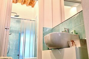 Regadera, secadora de cabello, bidet, toallas 