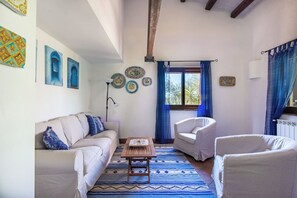 Casa, vista parcial al mar | Área de sala de estar | Televisión de 35 pulgadas con canales digitales 