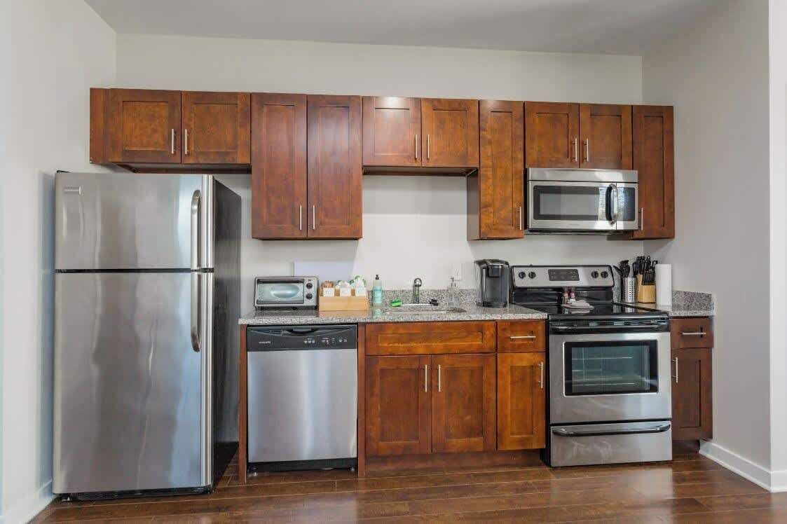 Réfrigérateur, micro-ondes, four, plaque de cuisson