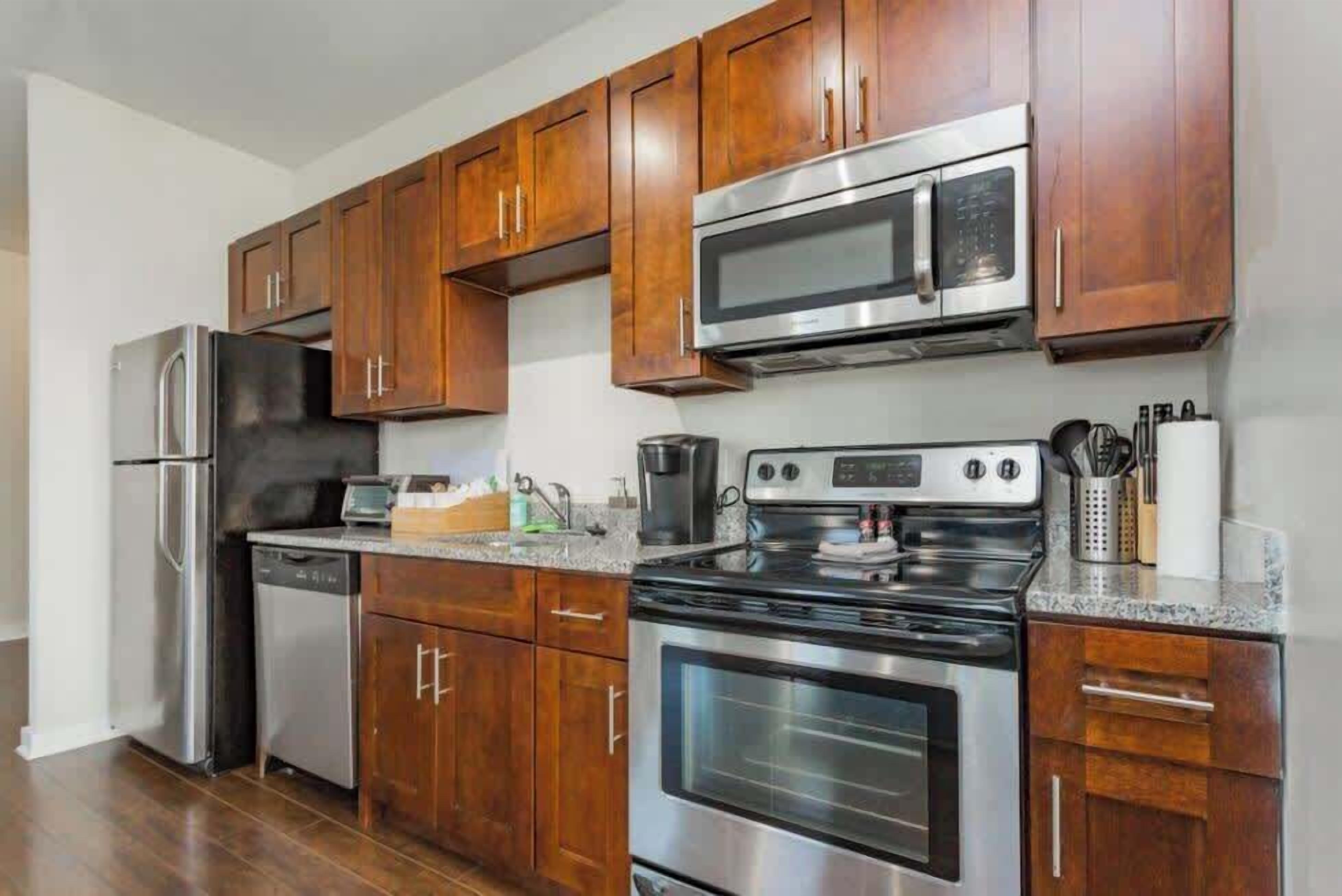 Refrigerador, microondas, horno y parrilla de estufa 