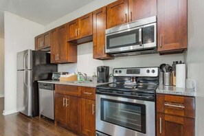 Kylskåp, mikrovågsugn, ugn och spishäll