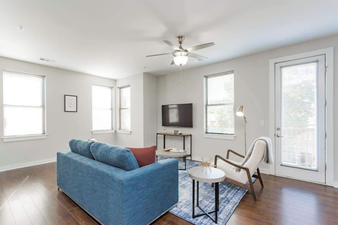 Televisión y oficina 