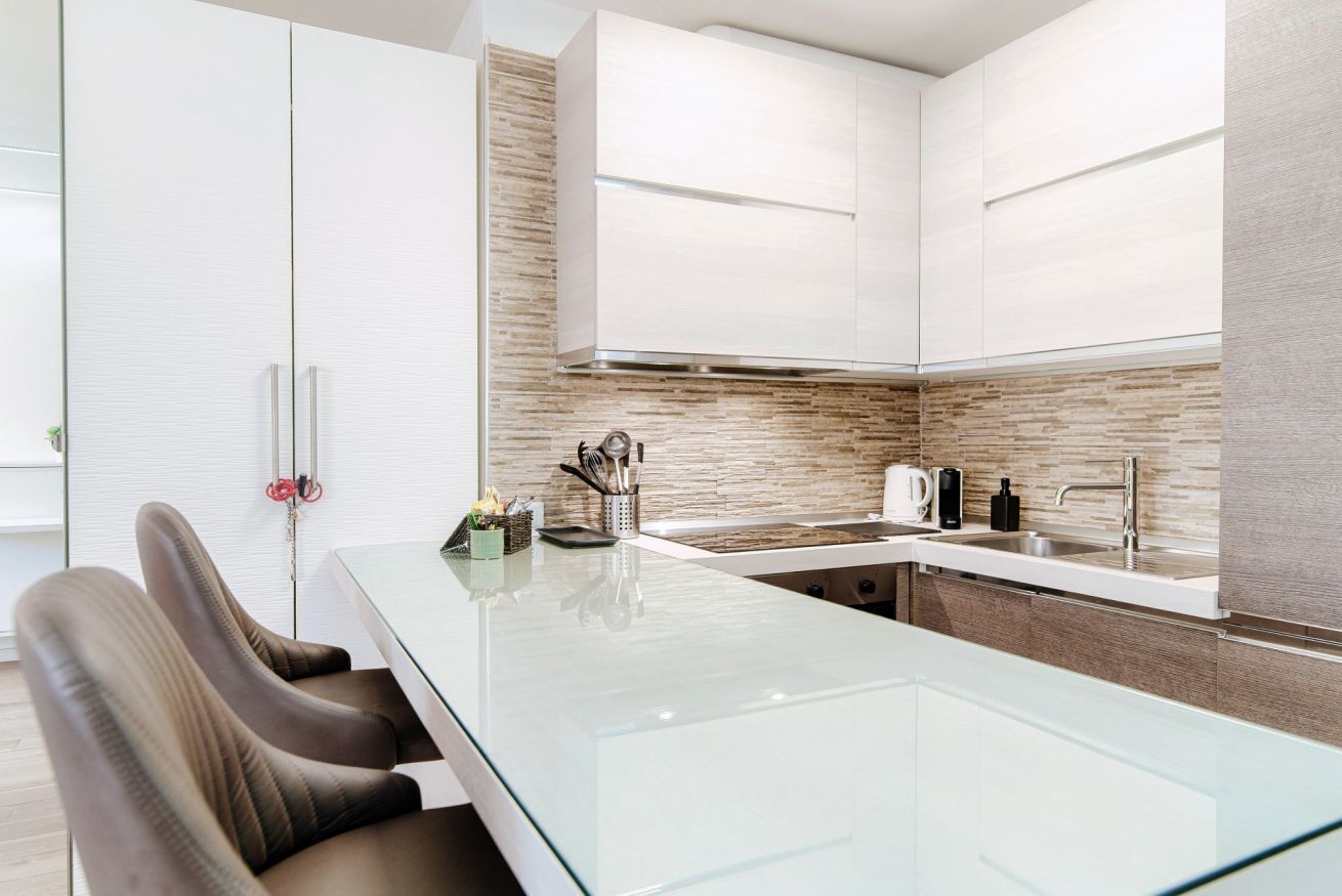 Fridge, oven, dishwasher, coffee/tea maker