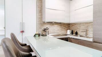 Fridge, oven, dishwasher, coffee/tea maker