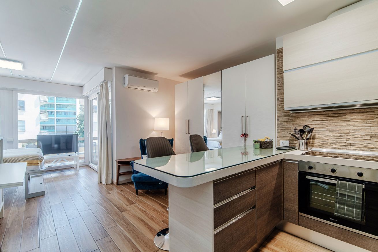 Refrigerador, horno, lavavajillas y cafetera y tetera 