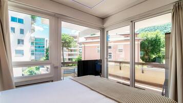 Tabla de planchar con plancha, wifi gratis y ropa de cama