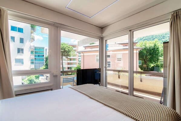 Iron/ironing board, free WiFi, bed sheets - Modern one-room apartment with balcony close to Paradiso station (Terrazza Parad (Paradiso)