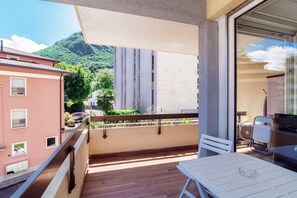Outdoor dining - Modern one-room apartment with balcony close to Paradiso station (Terrazza Parad (Paradiso)