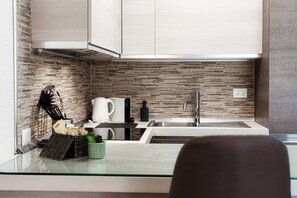 Kühlschrank, Ofen, Geschirrspüler, Wasserkocher mit Kaffee-/Teezubehör
