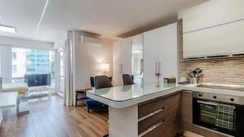 Fridge, oven, dishwasher, coffee/tea maker
