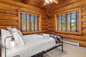 5 habitaciones, tabla de planchar con plancha y cuna de viaje 